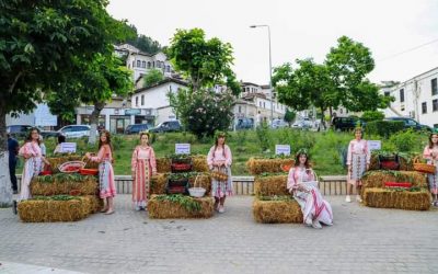 Berati çel sezonin turistik, panair, këngë dhe valle për dy netë në pedonale