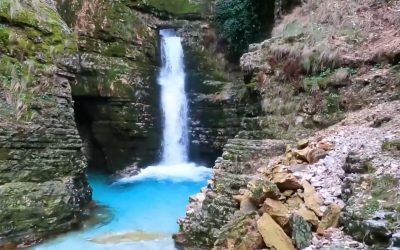 Ujëvara E Peshturës, Xhevahir I Fshehur Mes Maleve