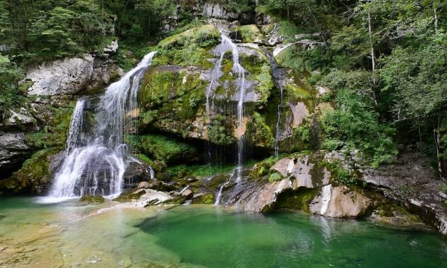 Ujëvara përrallore me ngjyrë të gjelbër smeraldi në Slloveni