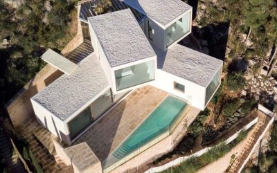 Shtëpi mesdhetare si një skulpturë e artit bashkëkohor