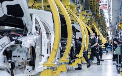 Mercedes përgatit fabrikat për të prodhuar automjete elektrike