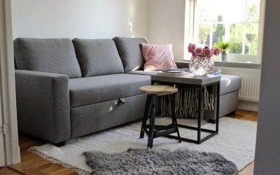 Ku të vendosni një divan në dhomën e ndenjes? Nëse mundemi, duhet të respektojmë qëndrimet e mëposhtme