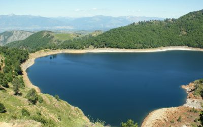 Liqeni i Zi: Shërim, freski dhe aventurë pranë Gramshit