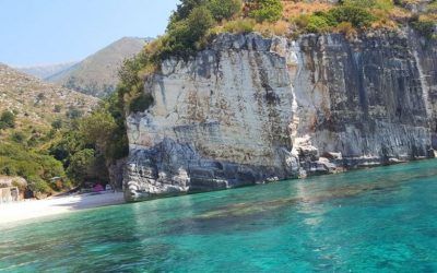 Shpella e “shkruar” në Karaburun, destinacion turistik për turistët vendas e të huaj