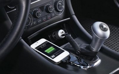Pse nuk duhet ta karikoni telefonin në makinë?