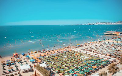 Turistët mësyjnë Durrësin; të huajt zgjedhin Shqipërinë për pushime