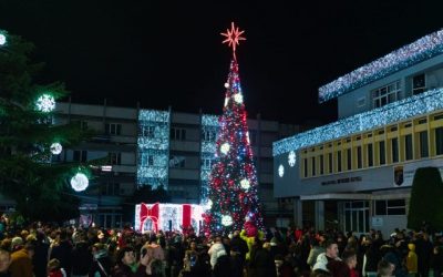 Pogradeci ndez dritat e pemës së vitit të ri 2024