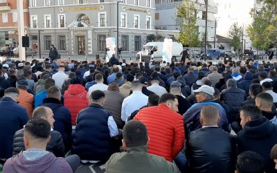 Falet namazi në sheshin e Flamurit në Vlorë, besimtarët myslimanë festojnë Fitër Bajramin