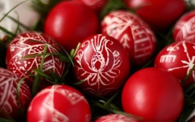 Vezët e kuqe të Pashkëve, tradita e besimtarëve ortodoksë të enjten para ditës së shënuar