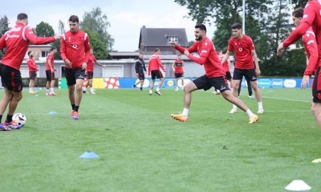 Punë e ethshme për ndeshjen ndaj Spanjës, një mbrojtës mungon në stërvitjen e kuqezinjve