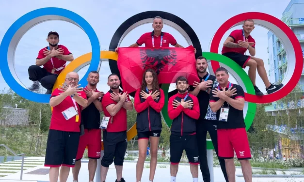 Shqipëria në ceremoninë hapëse të Paris 2024, flamuri kuqezi në paradë mbahet nga notarja 16-vjeçare dhe mundësi çeçen