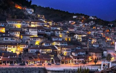 Travel and Tour World: Turistët ndërkombëtarë ‘pushtojnë’ qytetin historik të Beratit