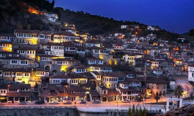 Travel and Tour World: Turistët ndërkombëtarë ‘pushtojnë’ qytetin historik të Beratit