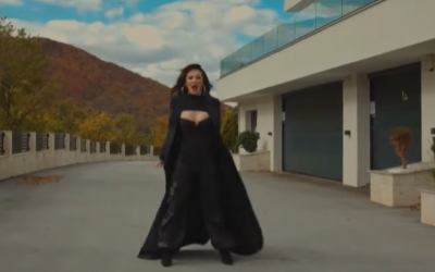 Videoklipi i Adelinës tek vila e Radojçiq nxit reagime të forta