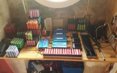 Prej 9 vitesh ky person ka fuqizuar shtëpinë e tij përmes 1,000 qelizave baterish të ricikluara