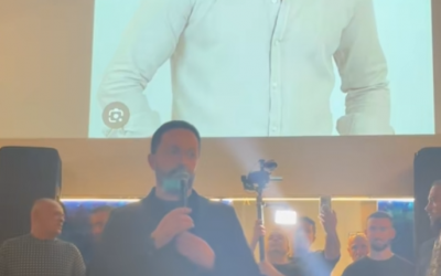 Me zërin që i dridhej, Sinan Hoxha kujton Shpatin në koncert (VIDEO)