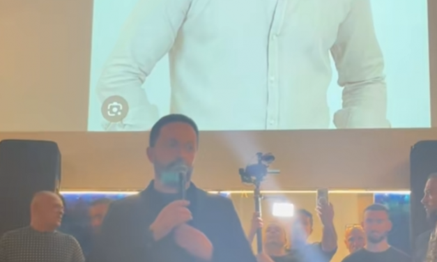 Me zërin që i dridhej, Sinan Hoxha kujton Shpatin në koncert (VIDEO)