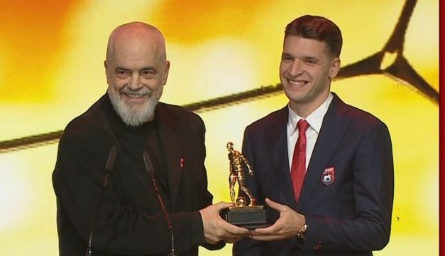 “Lojtari i Vitit” te Kombëtarja zgjidhet Gjimshiti, Rama i jep çmimin dhe nuk i kursen batutat: E fute Lorik Canën te pensionistët