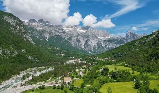 ”Express”: Thethi, fshati i vogël malor si Zvicra, por pa turma dhe pa çmime të shtrenjta