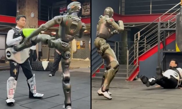 CEO i kompanisë kineze të robotëve humanoid lejon robotin ta shkelmojë për të bindur publikun