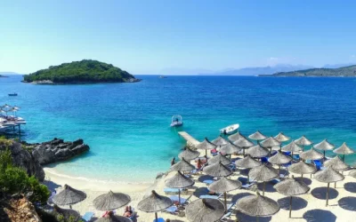 “Mirror”: Turistët britanikë zgjedhin Rivierën Shqiptare, “Ryanair” rrit fluturimet