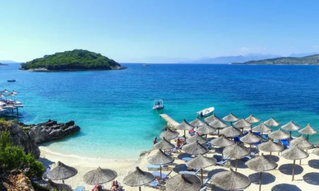 “Mirror”: Turistët britanikë zgjedhin Rivierën Shqiptare, “Ryanair” rrit fluturimet