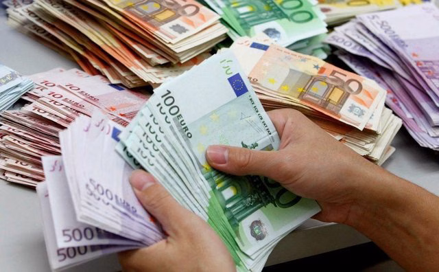Euro në nivele minimale/ Banka e Shqipërisë rrit blerjen e euros në treg