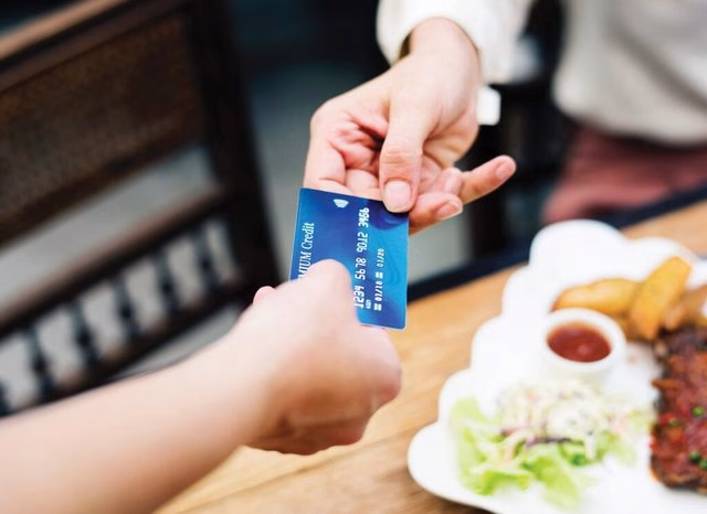 Pagesat me kartë arritën rekord të ri në 2025/ BSH: Për herë të parë kaluan tërheqjet cash në ATM