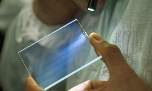 Çipi i qelqtë i Microsoft ruan disa TB të dhëna për 10,000 vite