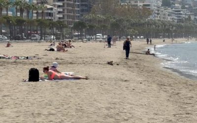 Me kampera nga Gjermania, Holanda e Zvicra, turistët e huaj nisin plazhin në Vlorë