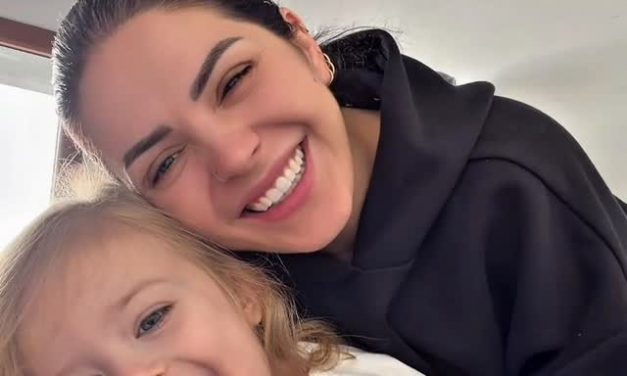 “Qava 40 minuta, nuk doja djalë!” – Fifi tregon si e përjetoi zbulimin e gjinisë së Theos