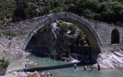 Turistët e huaj “zbulojnë” Banjat e Bënjës: E gjithë Shqipëria është shumë mbresëlënëse