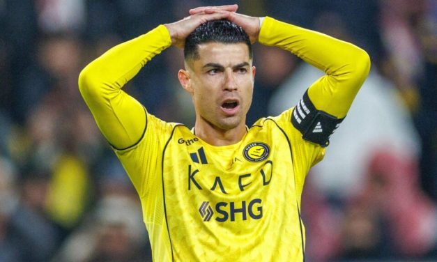 ‘Një thes’ me trofe, Ronaldo s’i mban lotët pas titullit kampion me Al Nassr