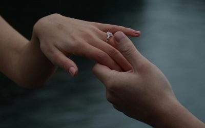 Krejtësisht në fshehtësi, fejohet reperi i njohur