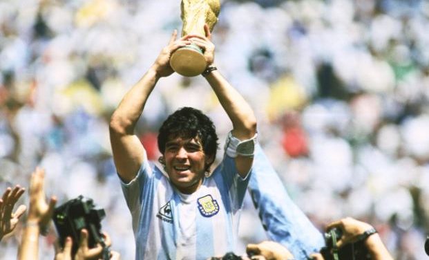 Maradona shënoi golin e ‘Dorës së Zotit’ në vitin 1986, topi i famshëm shitet në ankand për 3.35 milionë dollarë